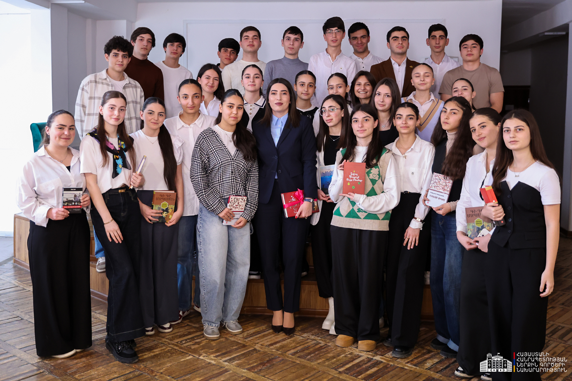 Գիրք նվիրելու օրը ՆԳ նախարարը այցելել է <br>Ս.Խանզադյանի անվան հ.184 ավագ դպրոց