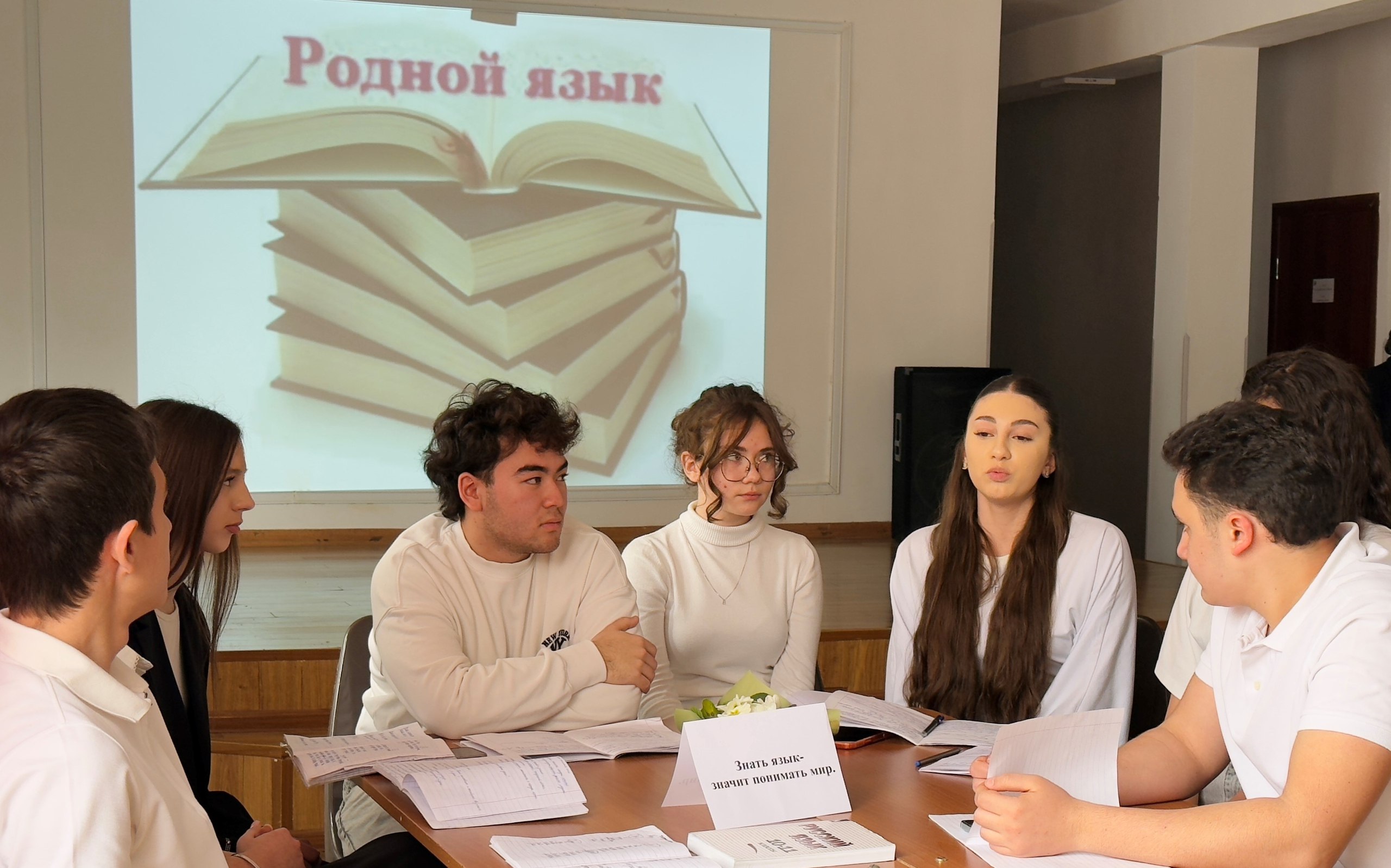 Язык твой — щит, твоё общенье. <br>Не допусти к нему пренебрежения.